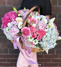 Цветочная композиция из Розы, Хризантемы, Пионы и Лизиантусы в корзине в Николо-Березовка